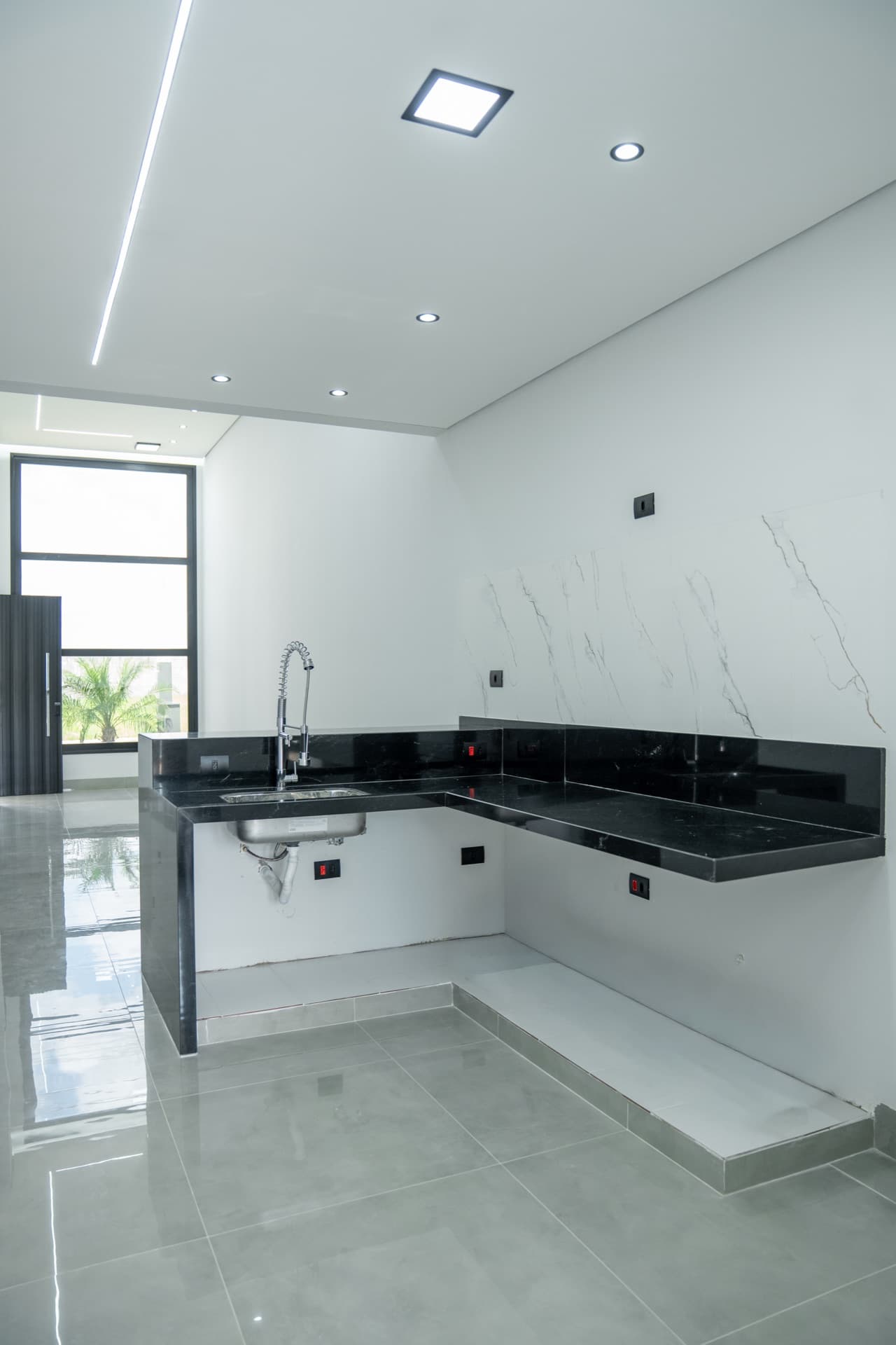 Cozinha integrada com acabamento em porcelanato