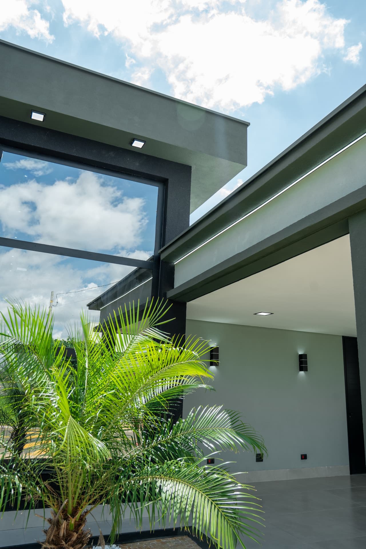 Entrada principal com garagem coberta