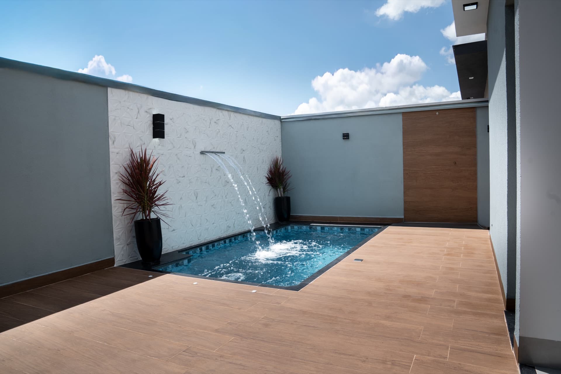 Piscina de 8m² integrada à área gourmet